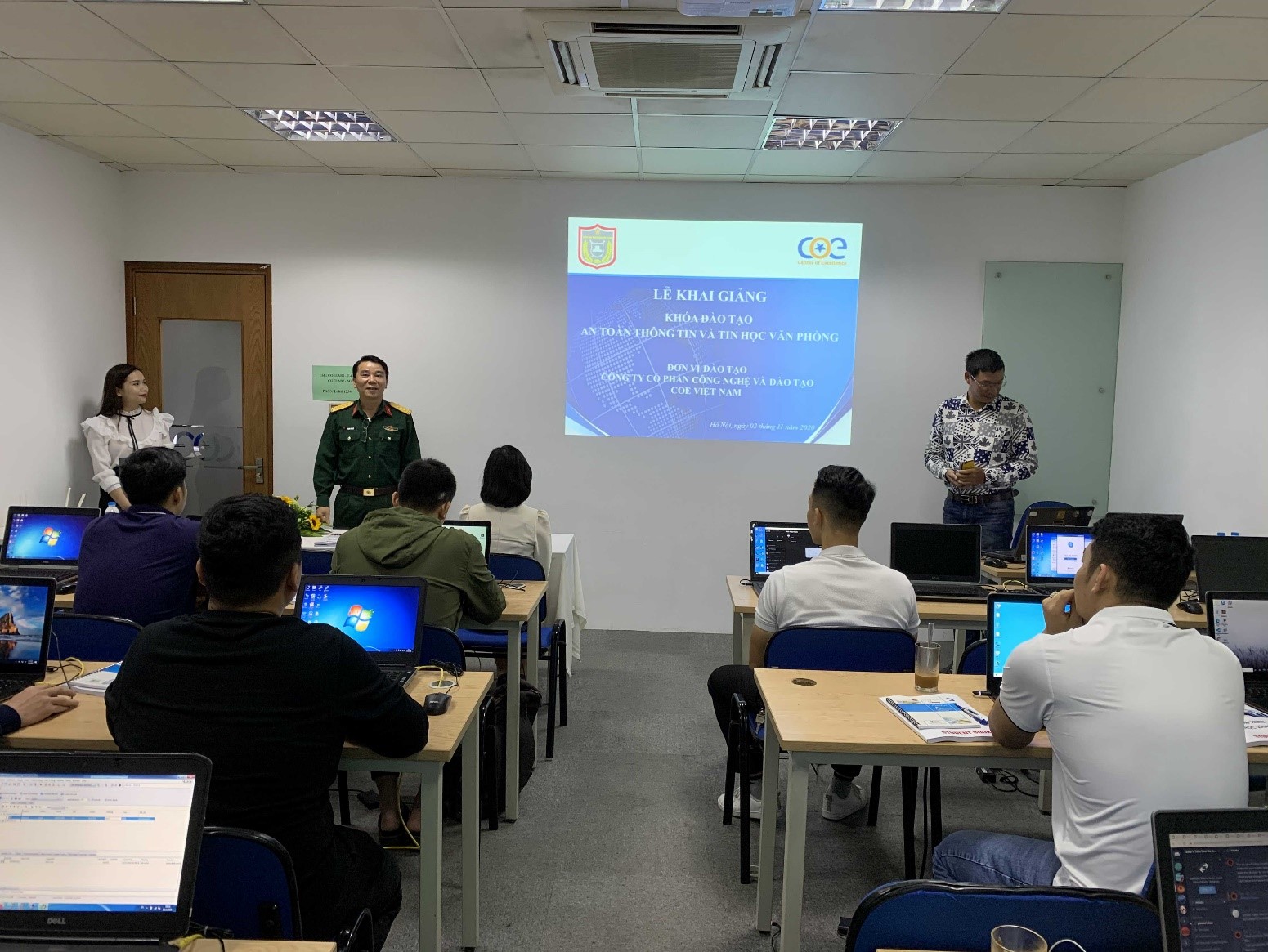 Các cán bộ thuộc Bộ Tư lệnh bảo vệ Lăng chủ tịch Hồ Chí Minh tham gia hai khóa học Tin học văn phòng và An toàn thông tin do COE Việt Nam triển khai đào tạo.