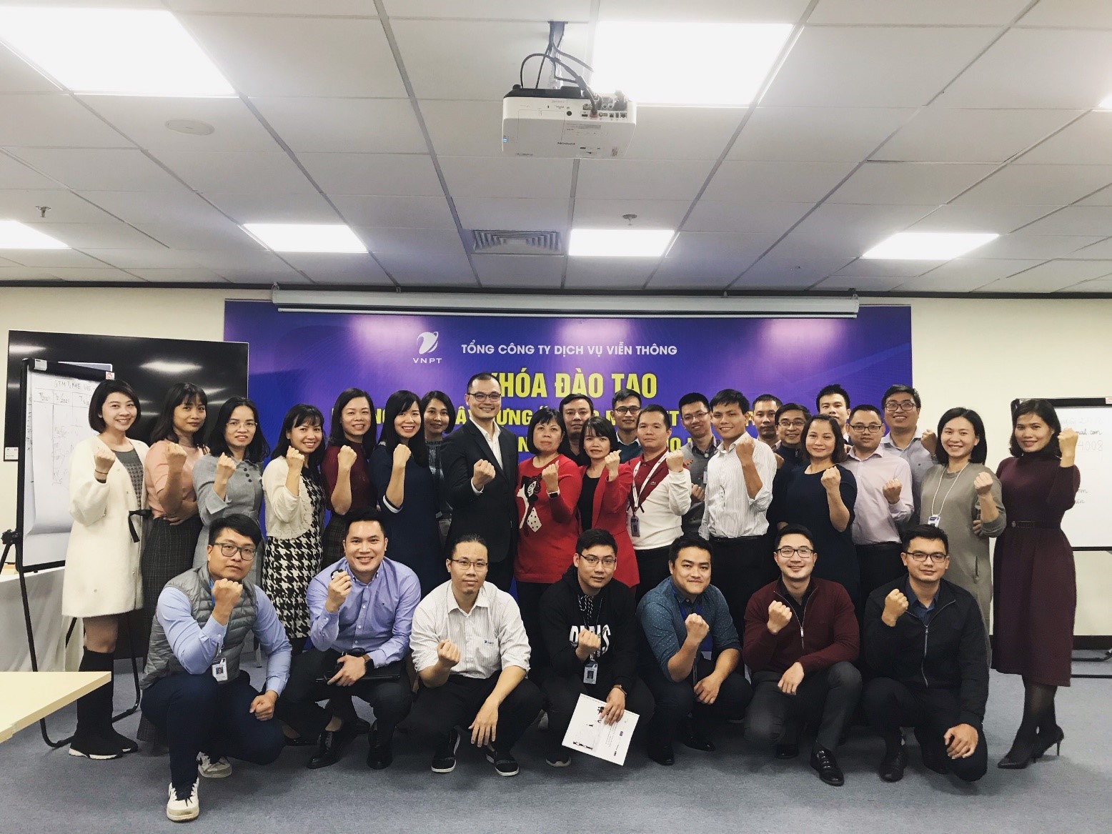 Các cán bộ của Tổng công ty dịch vụ viễn thông tham dự khóa Đào tạo, hướng dẫn xây dựng “Go to market (GTM) plan”, các kỹ năng cần thiết cho PM do COE Việt Nam tổ chức.