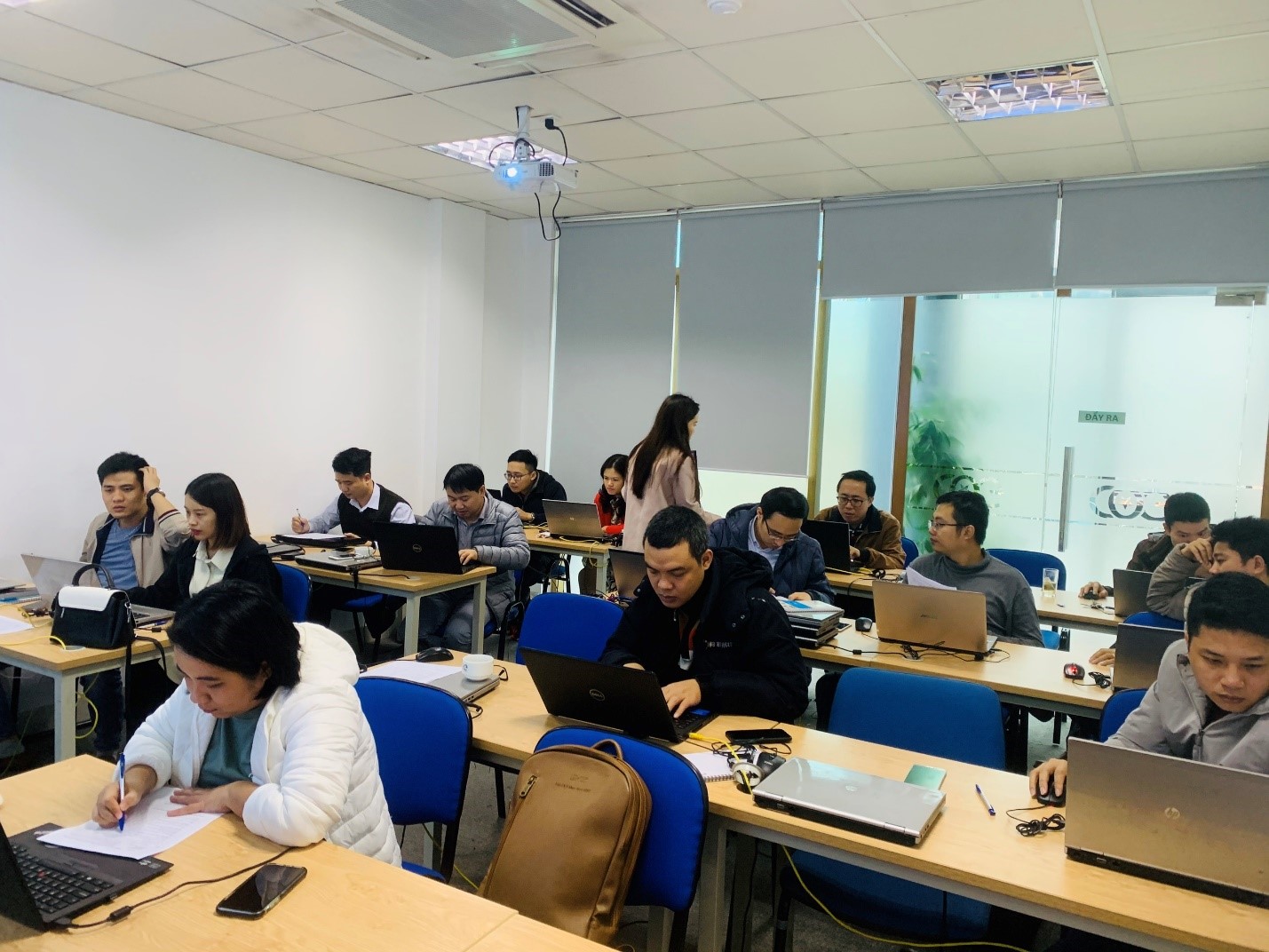 04 khóa Đào tạo: “Học, ôn thi và thi chứng chỉ Quản trị CSDL quốc tế nâng cao theo tiêu chuẩn của Oracle, OCP” dành cho đội ngũ nhân sự lập trình của VNPT được COE Việt Nam triển khai thành công