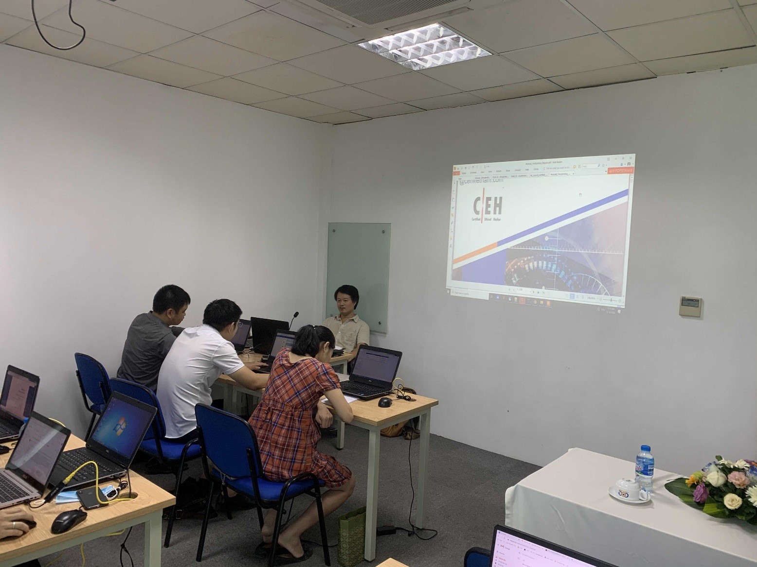 Các cán bộ thuộc Ban Cơ yếu chính phủ tham gia khóa đào tạo Hacker mũ trắng do COE Việt Nam đào tạo.