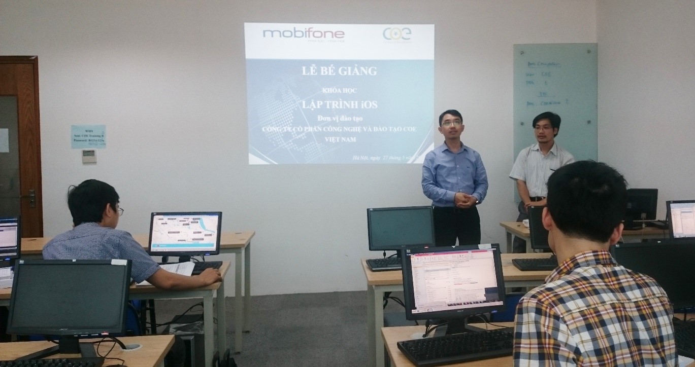 Các cán bộ của Tổng Công ty Viễn thông Mobifone tham gia khóa đào tạo Lập trình iOS tại COE Việt Nam