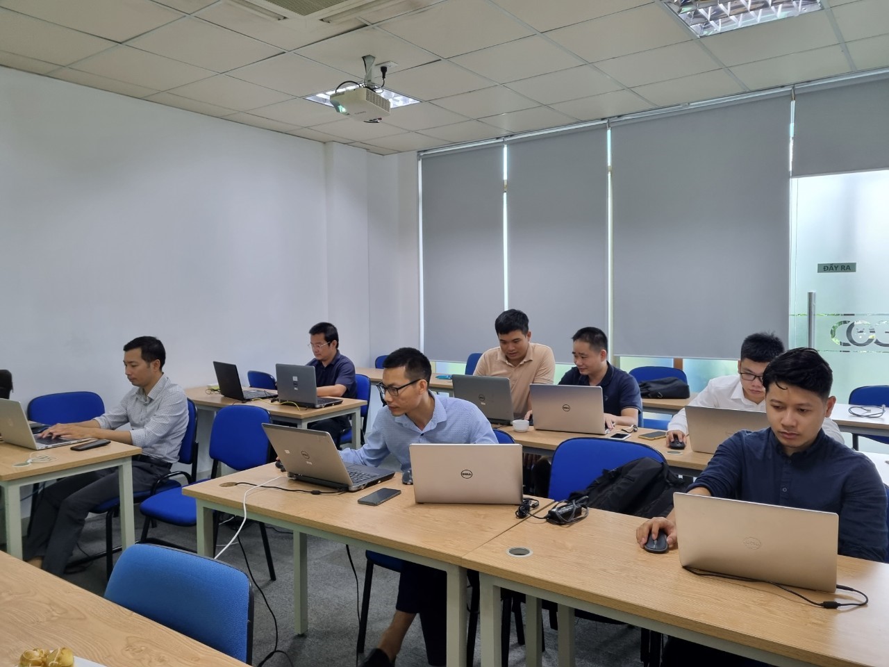 Chuỗi 5 khoá đào tạo về công nghệ thông tin đã được COE Việt Nam đào tạo cho các cán bộ của Công ty CP tin học Viễn thông Petrolimex (Piacom).