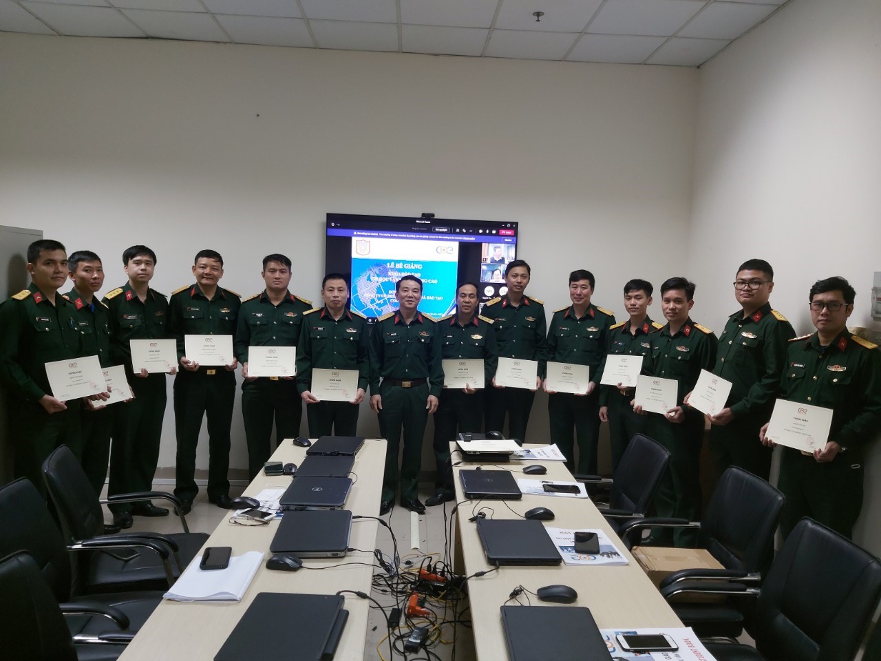 Các cán bộ thuộc Bộ Tư lệnh bảo vệ Lăng chủ tịch Hồ Chí Minh hoàn thành chương trình đào tạo về công nghệ thông tin do COE Việt Nam đào tạo.