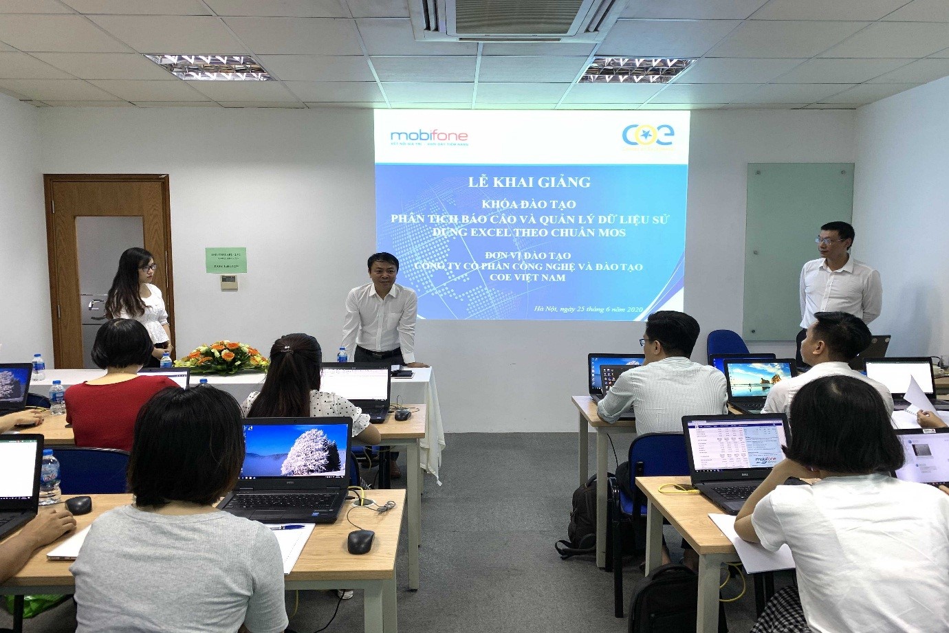 Các các bộ thuộc Trung tâm Đo kiểm và Sửa chữa thiết bị Viễn thông Mobifone tham gia khóa đào tạo Phân tích báo cáo và quản lý sử dụng dữ liệu Excel theo chuẩn MOS.