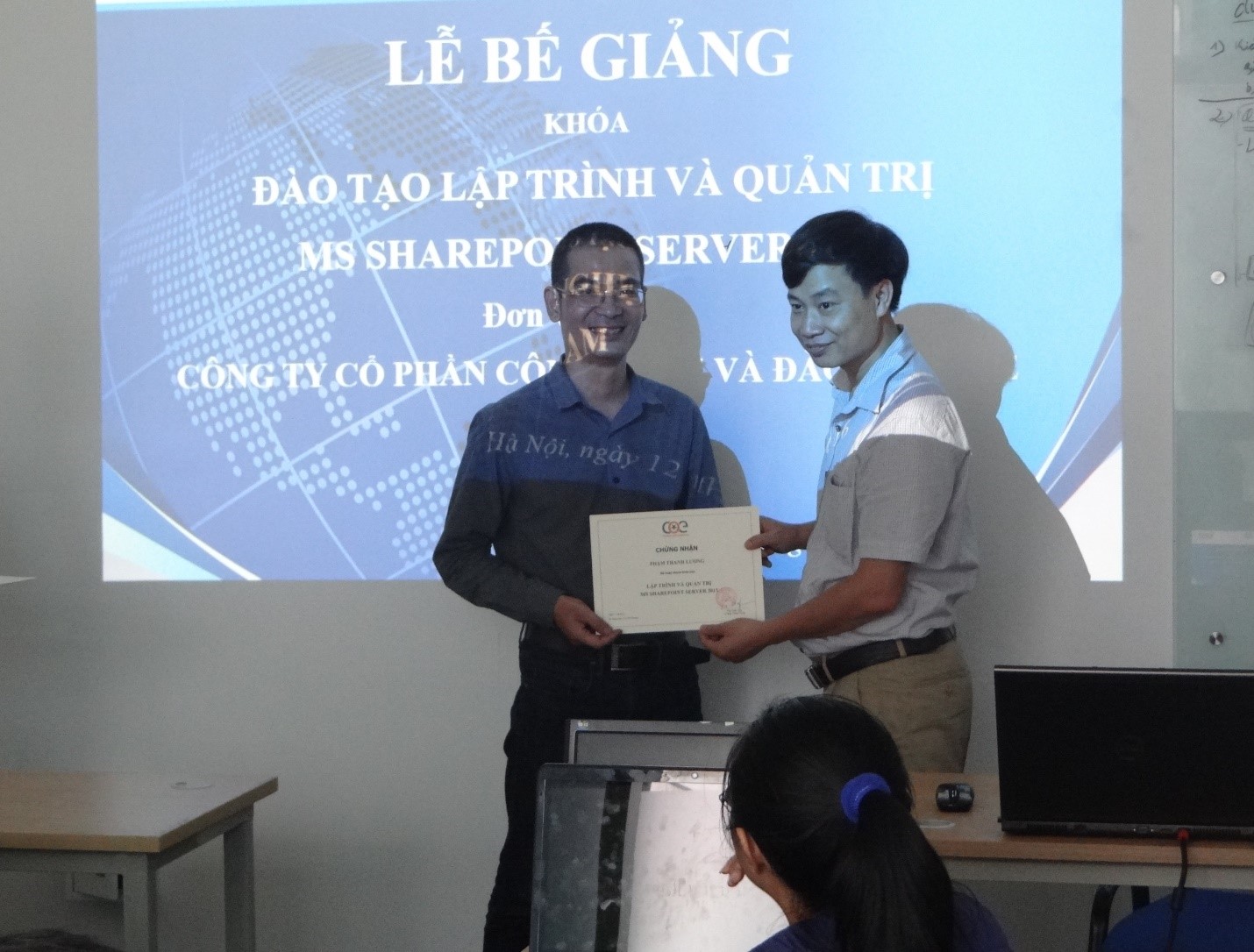Các cán bộ Của Bộ Nông nghiệp và Phát triển Nông thôn tham gia khóa đào tạo Lập trình và Quản trị Ms SharePoint Sever 2013 tại COE Việt Nam.