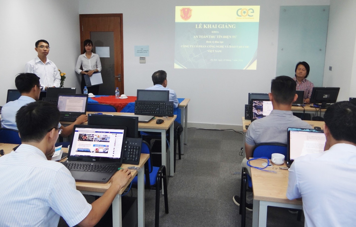 Các cán bộ thuộc ngành Cơ yếu Chính phủ tham gia khóa đào tạo An toàn thư tín điện tử tại COE Việt Nam
