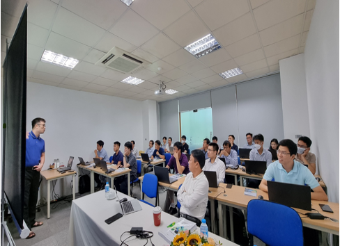 Các cán bộ thuộc Trung tâm Đo kiểm và sửa chữa thiết bị viễn thông Mobifone tham gia khóa đào tạo: “Nền tảng công nghệ điện toán đám mây” do COE Việt Nam tổ chức.